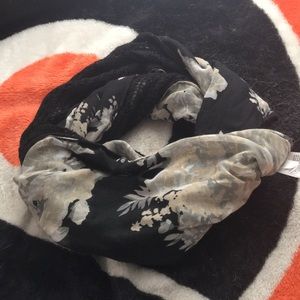 Vintage-look flower/crochet inside,infinity scarf